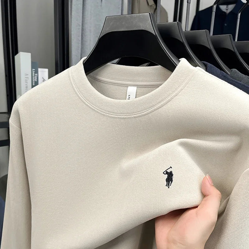 A stylish and luxurious crew-neck sweatshirt, an exquisite choice for autumn and winter trends,