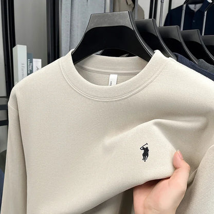 A stylish and luxurious crew-neck sweatshirt, an exquisite choice for autumn and winter trends,