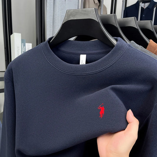 A stylish and luxurious crew-neck sweatshirt, an exquisite choice for autumn and winter trends,