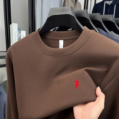 A stylish and luxurious crew-neck sweatshirt, an exquisite choice for autumn and winter trends,