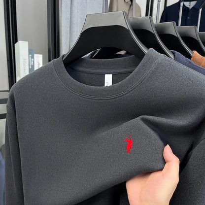 A stylish and luxurious crew-neck sweatshirt, an exquisite choice for autumn and winter trends,