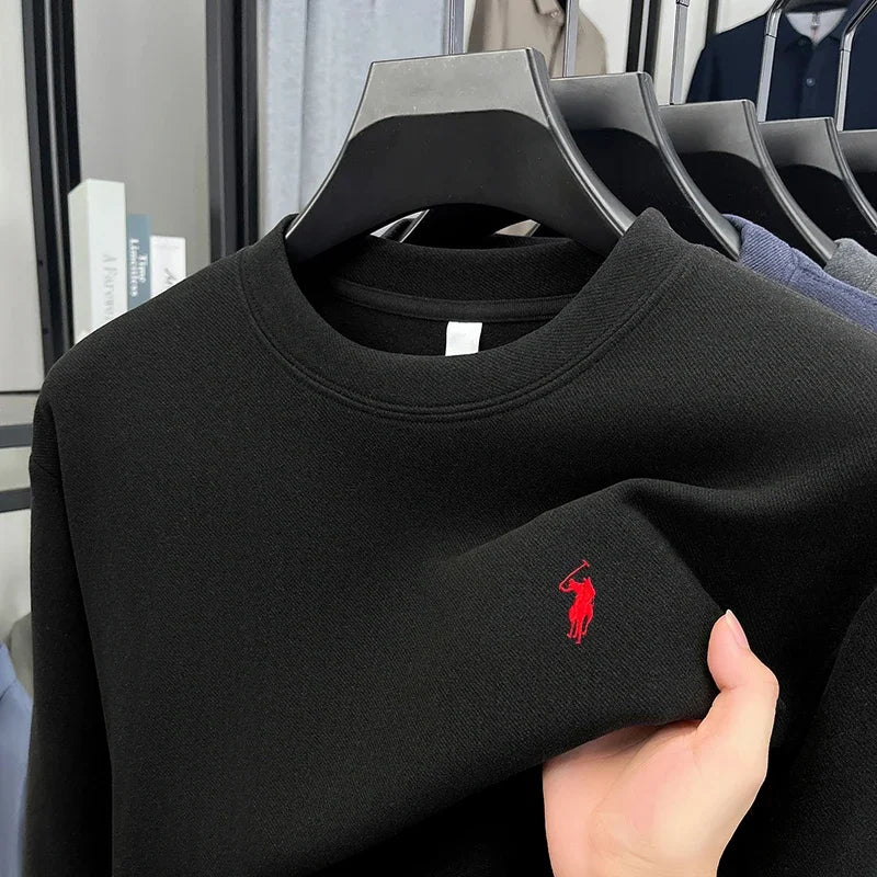 A stylish and luxurious crew-neck sweatshirt, an exquisite choice for autumn and winter trends,