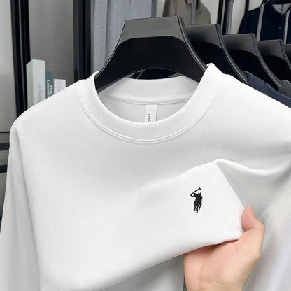 A stylish and luxurious crew-neck sweatshirt, an exquisite choice for autumn and winter trends,